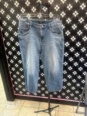 Simply Vera Vera Wang Women's Mid-Rise Denim Capri Jeans with Whisker Wash